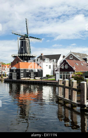 Mulino a vento e del fiume Spaarne, Haarlem, Olanda, Paesi Bassi Foto Stock