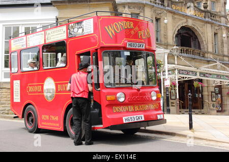 Un 'Victorian' tram o autobus turistico che offre al di fuori Buxton Opera House, Buxton, Derbyshire, in Inghilterra, Regno Unito Foto Stock