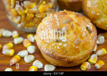 Deliziosa dorata il pane di mais con sesamo su un tavolo Foto Stock