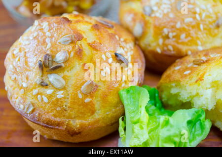Deliziosa dorata il pane di mais con sesamo su un tavolo Foto Stock