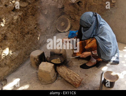 La donna la tostatura i chicchi di caffè, Bait al Museo Safa, Al-Hamra, Sultanato di Oman Foto Stock