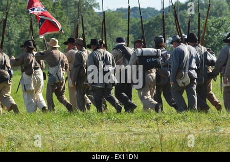 La guerra civile rievocazione sud confederato soldato marching Gettysburg Foto Stock