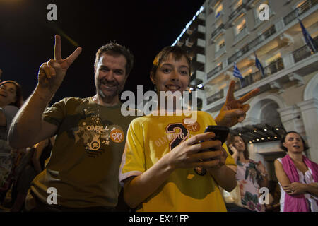 Atene, Grecia. 3 Luglio, 2015. Persone con OXI(n) adesivi gridare slogan contro il bailout deal. Più di duecento mila persone, secondo le stime, si sono radunati in Piazza Syntagma di fronte al parlamento greco per protestare in favore di un No, sul prossimo referendum in cui i cittadini avranno a decidere se accettare o no di bailout deal offerti dalle istituzioni(BCE, FMI, UE) e le misure di austerità che vengono con esso. © Nikolas Georgiou/ZUMA filo/ZUMAPRESS.com/Alamy Live News Foto Stock