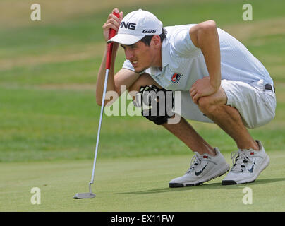 Albuquerque, NM, Stati Uniti d'America. 3 Luglio, 2015. Justin Knaubert ries per leggere il verde per il suo putt nel primo round di uomini della City Golf Championship giocato al Ladera Campo da Golf sabato. Venerdì di luglio. 03, 2015. © Jim Thompson/Albuquerque ufficiale/ZUMA filo/Alamy Live News Foto Stock