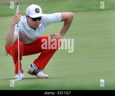 Albuquerque, NM, Stati Uniti d'America. 3 Luglio, 2015. Ethan ammenda tenta di leggere il verde per il suo putt nel primo round di uomini della City Golf Championship giocato al Ladera Campo da Golf sabato. Venerdì di luglio. 03, 2015. © Jim Thompson/Albuquerque ufficiale/ZUMA filo/Alamy Live News Foto Stock