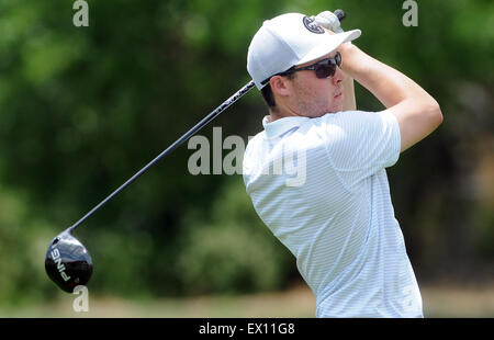 Albuquerque, NM, Stati Uniti d'America. 3 Luglio, 2015. Ethan bene guarda il suo tee-shot nel primo round di uomini della City Golf Championship giocato al Ladera Campo da Golf sabato. Venerdì di luglio. 03, 2015. © Jim Thompson/Albuquerque ufficiale/ZUMA filo/Alamy Live News Foto Stock