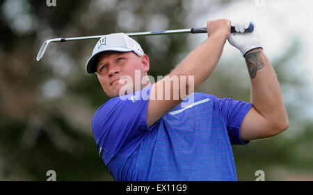 Albuquerque, NM, Stati Uniti d'America. 3 Luglio, 2015. Connor Payne guarda il suo tee-shot nella parte iniziale del primo round di uomini della City Golf Championship giocato al Ladera Campo da Golf sabato. Venerdì di luglio. 03, 2015. © Jim Thompson/Albuquerque ufficiale/ZUMA filo/Alamy Live News Foto Stock