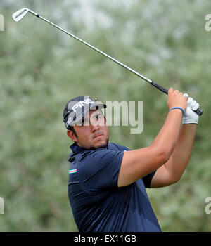 Albuquerque, NM, Stati Uniti d'America. 3 Luglio, 2015. Sean Carlon guarda il suo tee-shot nel primo round di uomini della City Golf Championship giocato al Ladera Campo da Golf sabato. Venerdì di luglio. 03, 2015. © Jim Thompson/Albuquerque ufficiale/ZUMA filo/Alamy Live News Foto Stock