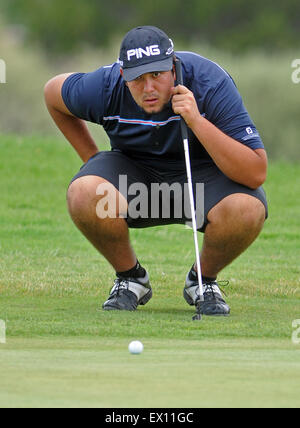 Albuquerque, NM, Stati Uniti d'America. 3 Luglio, 2015. Sean Carlon tenta di leggere il verde per il suo putt nel primo round di uomini della City Golf Championship giocato al Ladera Campo da Golf sabato. Venerdì di luglio. 03, 2015. © Jim Thompson/Albuquerque ufficiale/ZUMA filo/Alamy Live News Foto Stock