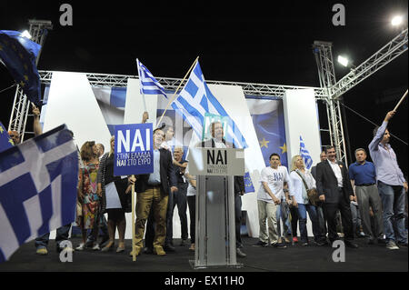 Atene, Grecia. 3 Luglio, 2015. Popolo greco che supporto mantenendo-su-per-il-euro rally per spingere gli elettori a dire " sì " nel prossimo referendum che si terrà ad Atene, in Grecia, il 3 luglio 2015. Credito: Marios Lolos/Xinhua/Alamy Live News Foto Stock