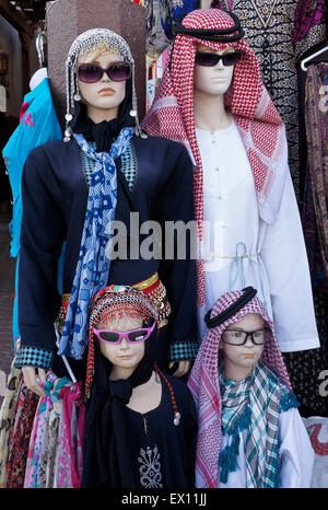 Mannequins al di fuori del negozio nel Suk di tessili, Bastakia Quartiere Vecchio, Dubai, Emirati Arabi Uniti Foto Stock