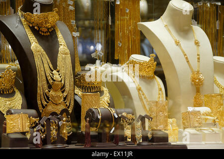 Gioielli in oro in vetrina di gold souk di Dubai, Emirati Arabi Uniti Foto Stock