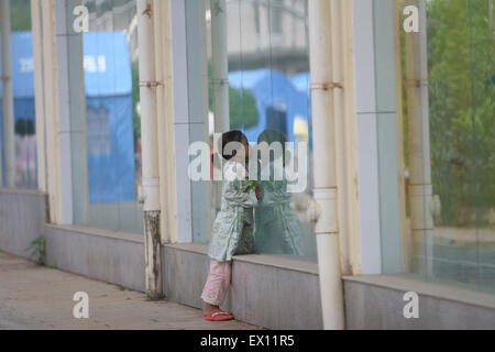 Un bambino è vedere in rifugi temporanei in prossimità della frontiera China-Myanmar cancello al confine della città di Nansan cinese della provincia dello Yunnan Foto Stock