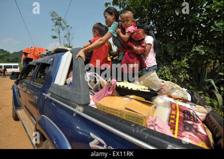 I rifugiati da Kokang, in Myanmar è stato Shan, sono visibili nei pressi del confine China-Myanmar cancello al confine della città di Nansan cinese Foto Stock