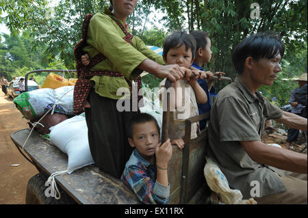 I rifugiati da Kokang, in Myanmar è stato Shan, sono visibili nei pressi del confine China-Myanmar cancello al confine della città di Nansan cinese Foto Stock