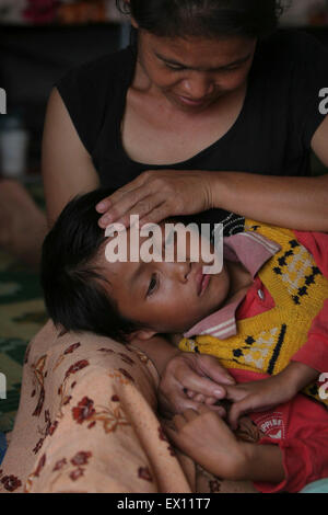 Un bambino è vedere in rifugi temporanei in prossimità della frontiera China-Myanmar cancello al confine della città di Nansan cinese della provincia dello Yunnan Foto Stock