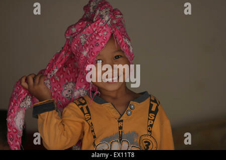 Un bambino è vedere in rifugi temporanei in prossimità della frontiera China-Myanmar cancello al confine della città di Nansan cinese della provincia dello Yunnan Foto Stock