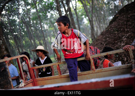 I rifugiati provenienti dal Myanmar è stato di Wa ride su un trattore al confine China-Myanmar cancello al confine della città di Mangka, Cina Yunnan Foto Stock