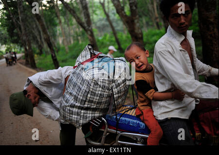 I rifugiati provenienti dal Myanmar è stato di Wa ride su un trattore al confine China-Myanmar cancello al confine della città di Mangka, Cina Yunnan Foto Stock