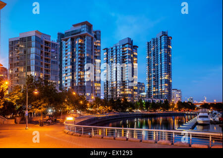 Appartamento Residenziale Torri in Vancouver Yaletown quartiere. Vancouver Real Estate Skyline. Foto Stock