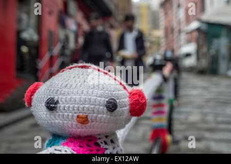 Filo-bombardamento opere dell'artista Esther Poon su Pottinger street, in Hong Kong, Centrale. Foto Stock