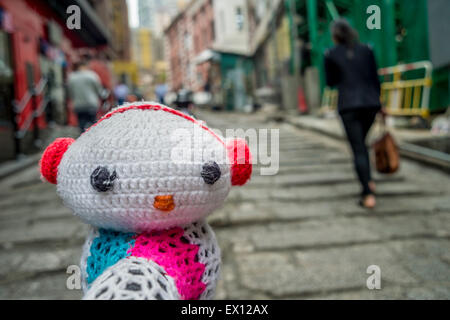 Filo-bombardamento opere dell'artista Esther Poon su Pottinger street, in Hong Kong, Centrale. Foto Stock