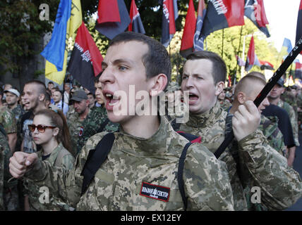 Kiev, Ucraina. 3 Luglio, 2015. I membri e i sostenitori del settore destro e altri ultra-diritto dei partiti politici in quanto essi marzo durante una manifestazione di protesta nel centro di Kiev, Ucraina, 03 luglio 2015. Circa mille ultra-attivisti di destra frequentare la protesta chiedendo di rilasciare i prigionieri politici, disaffirm di Minsk gli accordi di pace e iniziare a liberare il territorio ucraino da pro-russo separatisti, secondo l'Ucraino rapporti dei media. Credito: Serg Glovny/ZUMA filo/ZUMAPRESS.com/Alamy Live News Foto Stock