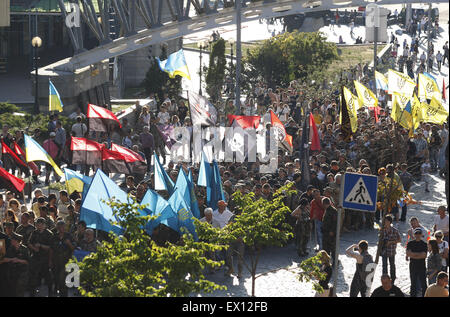 Kiev, Ucraina. 3 Luglio, 2015. I membri e i sostenitori del settore destro e altri ultra-diritto dei partiti politici in quanto essi marzo durante una manifestazione di protesta nel centro di Kiev, Ucraina, 03 luglio 2015. Circa mille ultra-attivisti di destra frequentare la protesta chiedendo di rilasciare i prigionieri politici, disaffirm di Minsk gli accordi di pace e iniziare a liberare il territorio ucraino da pro-russo separatisti, secondo l'Ucraino rapporti dei media. Credito: Serg Glovny/ZUMA filo/ZUMAPRESS.com/Alamy Live News Foto Stock