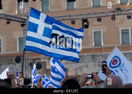 Atene, Grecia. 03 Luglio, 2015. Una bandiera greca con la parola 'no'. Persone dimostrare a favore del "No" per il prossimo 5 luglio del referendum che può decidere la Grecia del futuro dell area dell euro. Credito: Kostas Pikoulas/Pacific Press/Alamy Live News Foto Stock