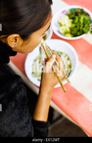 Noodle stand al mercato di mattina; ciotola di zuppa di spaghetti. Luang Prabang, Laos. Foto Stock