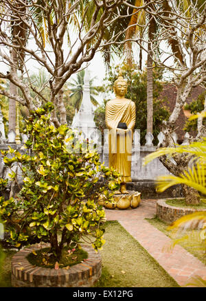 Un giardino di Buddha all'interno di Wat Choumkhong. I Buddha mostrano alcune delle 7 posizioni del Buddha.Luang Prabang,Laos Foto Stock