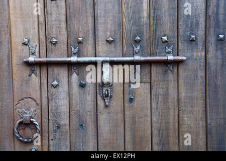 Immagine ravvicinata di una serratura di una porta di legno porta Foto Stock