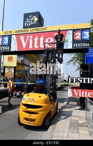 Utrecht, Paesi Bassi. 04 Luglio, 2015. La partenza ufficiale platford e costruzione per il 102º Tour de France partenza è eretto a Utrecht per luglio 4th. Credit: Azione Plus immagini di sport/Alamy Live News Foto Stock