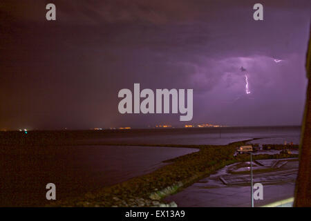 Morecambe Bay, Regno Unito. 04 Luglio, 2015. Temporale con tuoni e fulmini heavy rain passò a Morecambe Bay in un ciclo permanente di caldo nel Regno Unito Credito: David Billinge/Alamy Live News Foto Stock