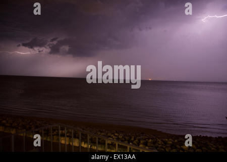 Morecambe Bay, Regno Unito. 04 Luglio, 2015. Temporale con tuoni e fulmini heavy rain passò a Morecambe Bay in un ciclo permanente di caldo nel Regno Unito Credito: David Billinge/Alamy Live News Foto Stock