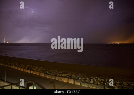 Morecambe Bay, Regno Unito. 04 Luglio, 2015. Temporale con tuoni e fulmini heavy rain passò a Morecambe Bay in un ciclo permanente di caldo nel Regno Unito Credito: David Billinge/Alamy Live News Foto Stock