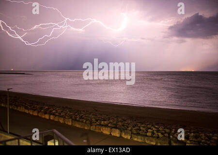 Morecambe Bay, Regno Unito. 04 Luglio, 2015. Temporale con tuoni e fulmini heavy rain passò a Morecambe Bay in un ciclo permanente di caldo nel Regno Unito Credito: David Billinge/Alamy Live News Foto Stock