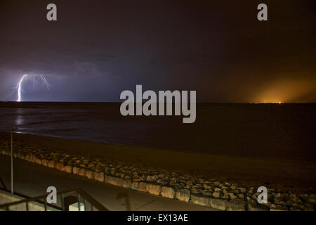 Morecambe Bay, Regno Unito. 04 Luglio, 2015. Temporale con tuoni e fulmini heavy rain passò a Morecambe Bay in un ciclo permanente di caldo nel Regno Unito Credito: David Billinge/Alamy Live News Foto Stock