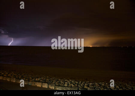 Morecambe Bay, Regno Unito. 04 Luglio, 2015. Temporale con tuoni e fulmini heavy rain passò a Morecambe Bay in un ciclo permanente di caldo nel Regno Unito Credito: David Billinge/Alamy Live News Foto Stock