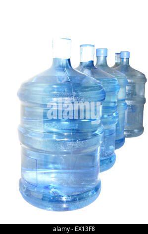 Diverse bottiglie di acqua isolate su uno sfondo bianco Foto Stock
