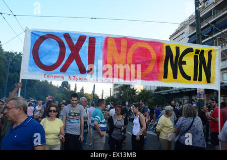 Atene, Grecia. 03 Luglio, 2015. Una dimostrazione in piazza Syntagma a sostegno del "no" il 5 di luglio del referendum che deciderà il destino dei negoziati tra il governo greco e i suoi creditori circa il debito greco. Credito: George Panagakis/Pacific Press/Alamy Live News Foto Stock