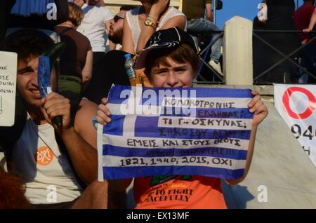 Atene, Grecia. 03 Luglio, 2015. Una dimostrazione in piazza Syntagma a sostegno del "no" il 5 di luglio del referendum che deciderà il destino dei negoziati tra il governo greco e i suoi creditori circa il debito greco. Credito: George Panagakis/Pacific Press/Alamy Live News Foto Stock