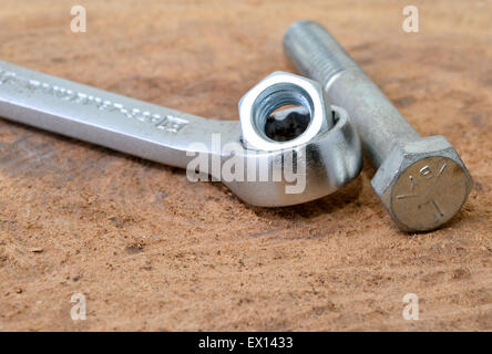 Ripresa macro di un bullone e una chiave su un tavolo Foto Stock