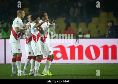 Concepcion, Cile. 3 Luglio, 2015. Perù i giocatori di celebrare un punteggio durante la partita per il terzo posto della Coppa America Cile 2015, contro il Paraguay, svoltasi in stadio comunale "estere Alcaldesa Roa Rebolledo', in Concepcion, Cile, il 3 luglio 2015. Credito: Pedro Mera/Xinhua/Alamy Live News Foto Stock