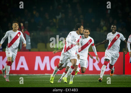 Concepcion, Cile. 3 Luglio, 2015. Il Perù Andre Carrillo (C) celebra il suo cliente durante la partita per il terzo posto della Coppa America Cile 2015, contro il Paraguay, svoltasi in stadio comunale "estere Alcaldesa Roa Rebolledo', in Concepcion, Cile, il 3 luglio 2015. Credito: Pedro Mera/Xinhua/Alamy Live News Foto Stock