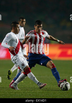 Concepcion, Cile. 3 Luglio, 2015. Il Perù Christian Cuevas (L) vies con il Paraguay di Marcos Caceres durante la partita per il terzo posto della Coppa America Cile 2015, svoltasi in stadio comunale "estere Alcaldesa Roa Rebolledo', in Concepcion, Cile, il 3 luglio 2015. Credito: Jorge Villegas/Xinhua/Alamy Live News Foto Stock