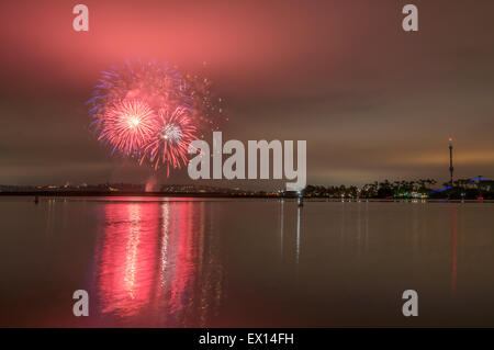 Fuochi d'artificio su una calma vetroso Mission Bay, San Diego, California Foto Stock