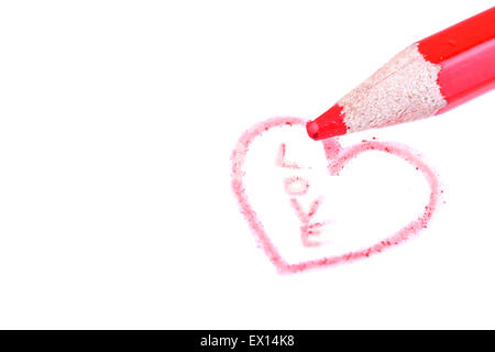 Matita rossa con disegno di un cuore - Concetto di amore e affetto foto  stock