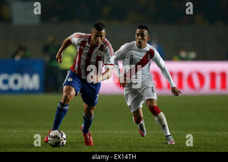 Concepcion, Cile. 3 Luglio, 2015. Il Perù Christian Cueva (R) il sistema VIES con il Paraguay di Raul Bobadilla durante la partita per il terzo posto della Coppa America Cile 2015, svoltasi in stadio comunale "estere Alcaldesa Roa Rebolledo', in Concepcion, Cile, il 3 luglio 2015. Credito: Jorge Villegas/Xinhua/Alamy Live News Foto Stock