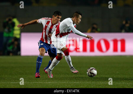 Concepcion, Cile. 3 Luglio, 2015. Il Perù Christian Cueva (R) il sistema VIES con il Paraguay di Marcos Caceres durante la partita per il terzo posto del Copa America Cile 2015, svoltasi in stadio comunale "estere Alcaldesa Roa Rebolledo', in Concepcion, Cile, il 3 luglio 2015. Credito: Jorge Villegas/Xinhua/Alamy Live News Foto Stock